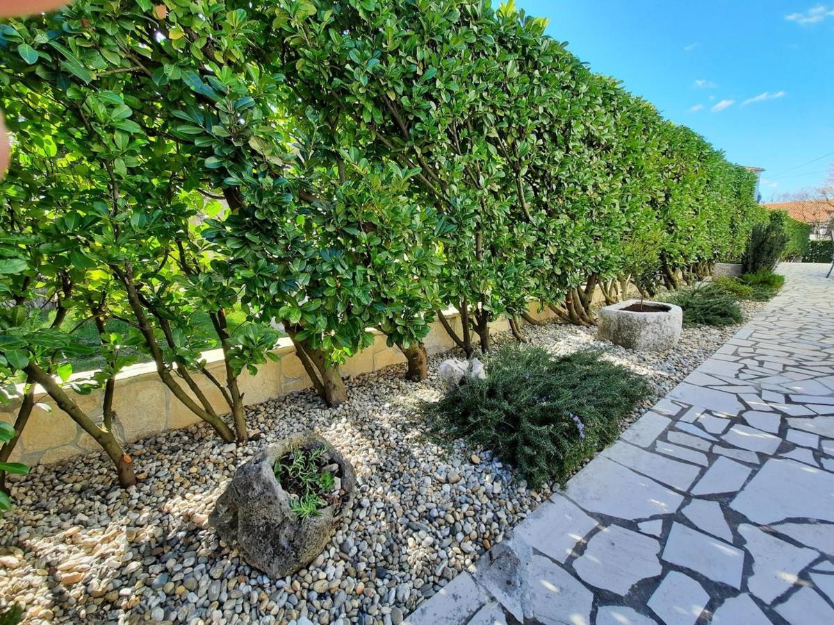Apartments Adrijana Малинска Экстерьер фото